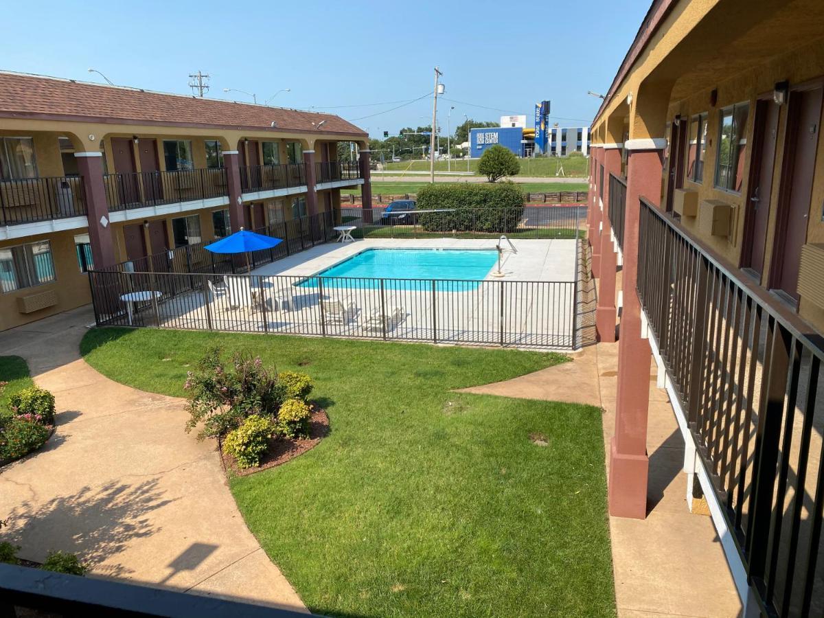 Super 8 By Wyndham Midwest City Ok Buitenkant foto