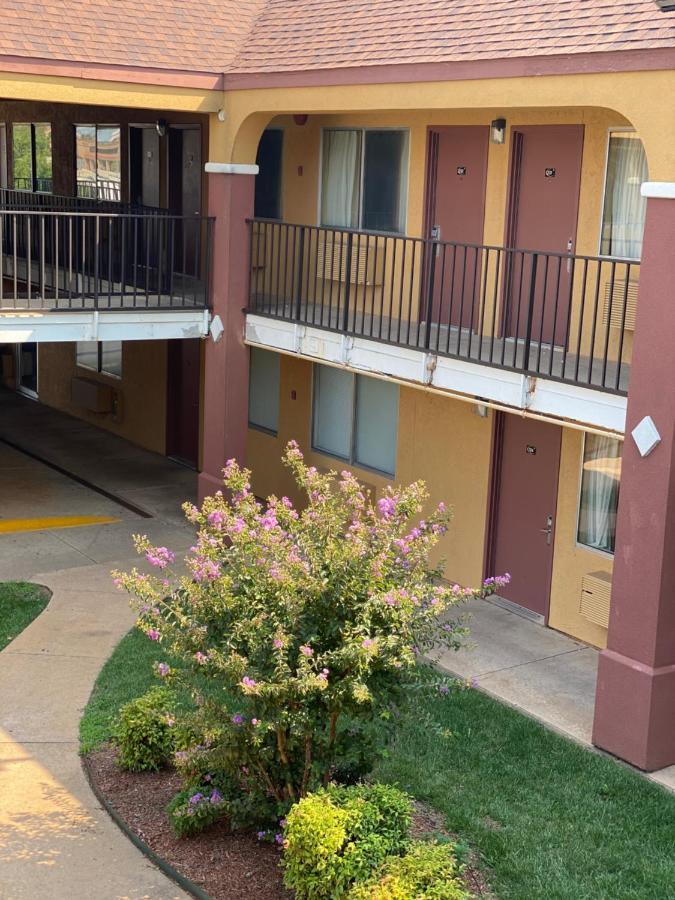 Super 8 By Wyndham Midwest City Ok Buitenkant foto
