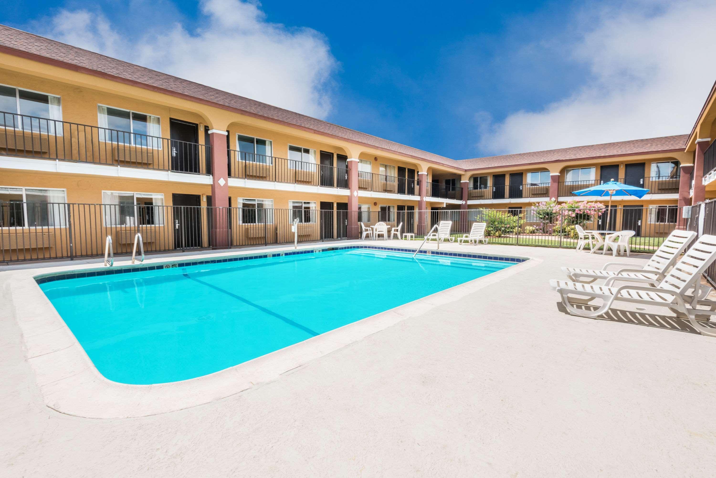 Super 8 By Wyndham Midwest City Ok Buitenkant foto