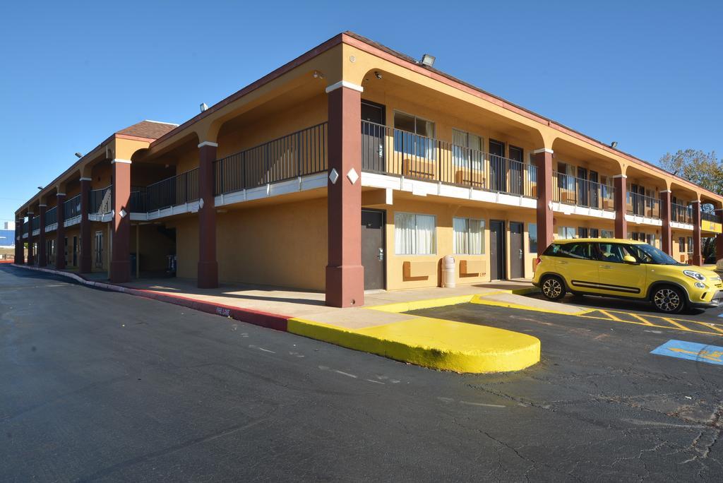 Super 8 By Wyndham Midwest City Ok Buitenkant foto