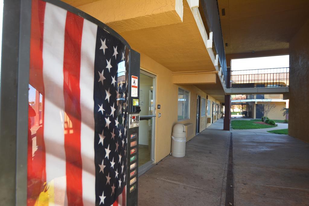 Super 8 By Wyndham Midwest City Ok Buitenkant foto