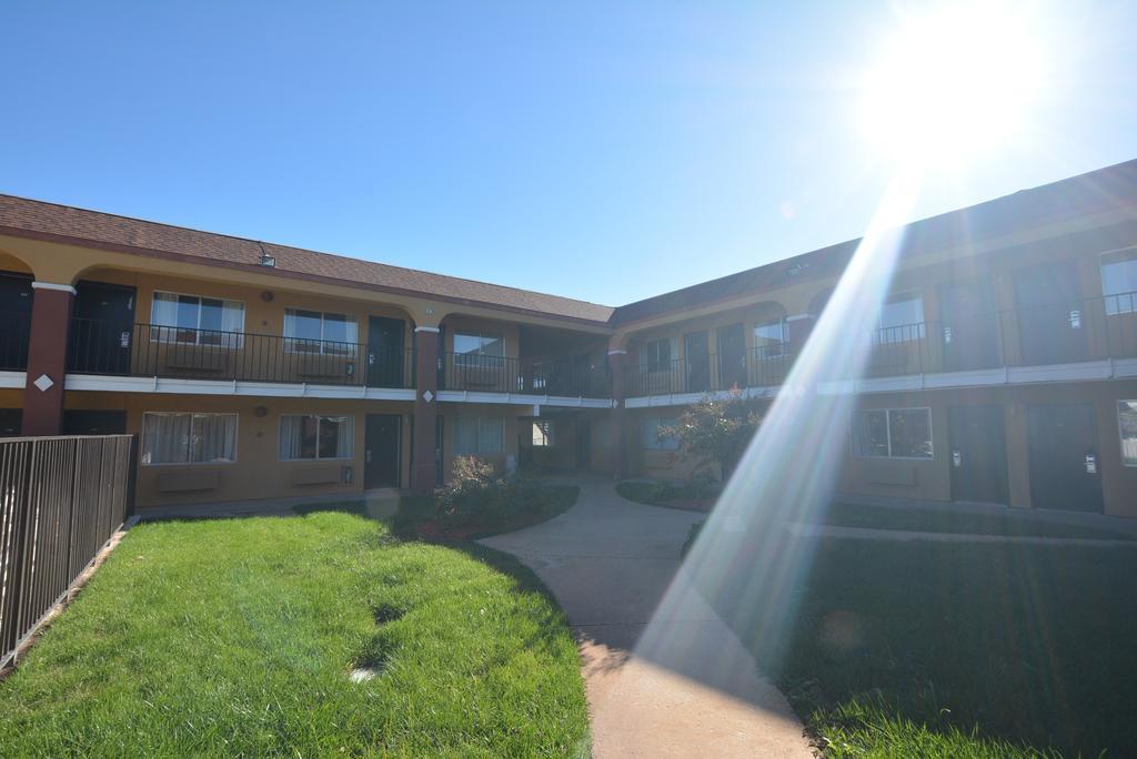 Super 8 By Wyndham Midwest City Ok Buitenkant foto