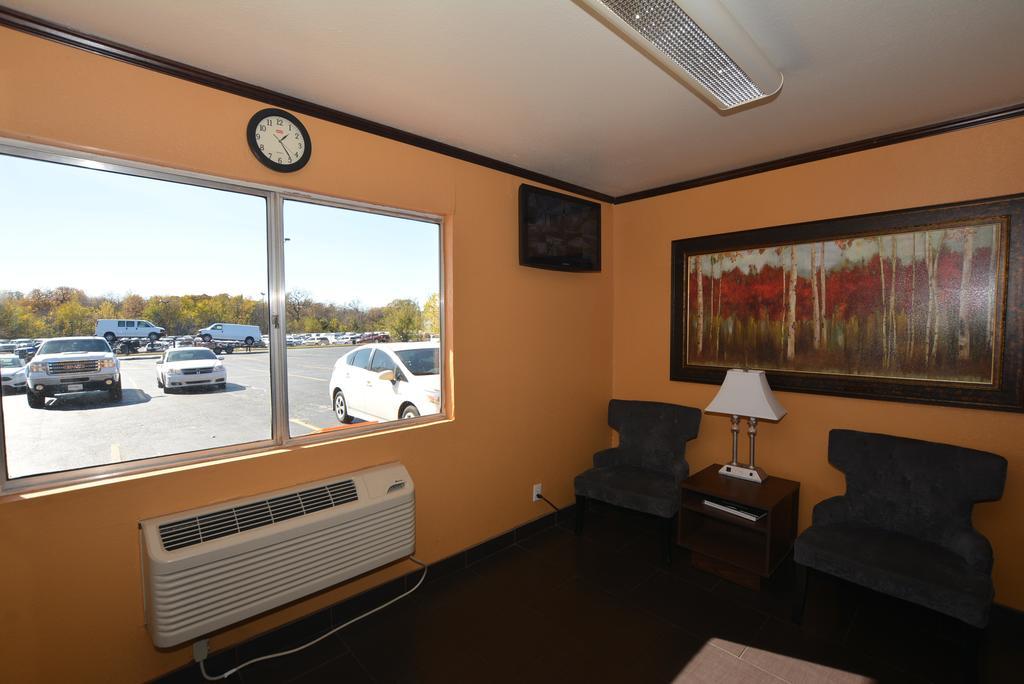 Super 8 By Wyndham Midwest City Ok Buitenkant foto