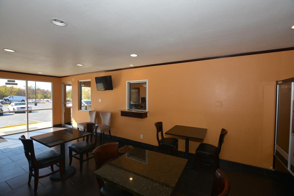 Super 8 By Wyndham Midwest City Ok Buitenkant foto