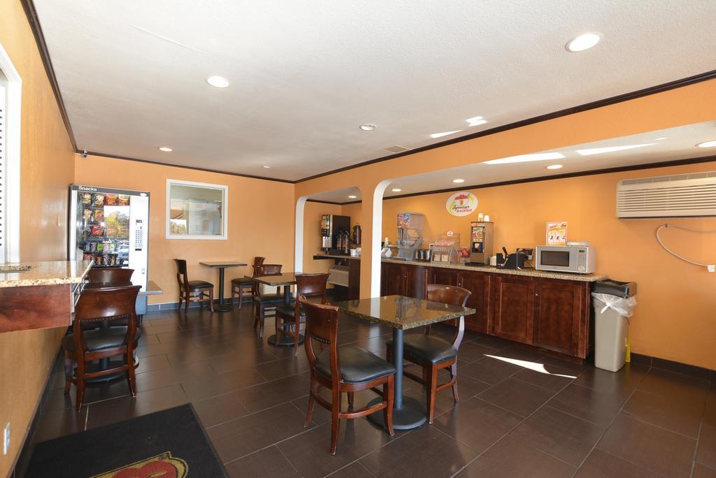 Super 8 By Wyndham Midwest City Ok Buitenkant foto