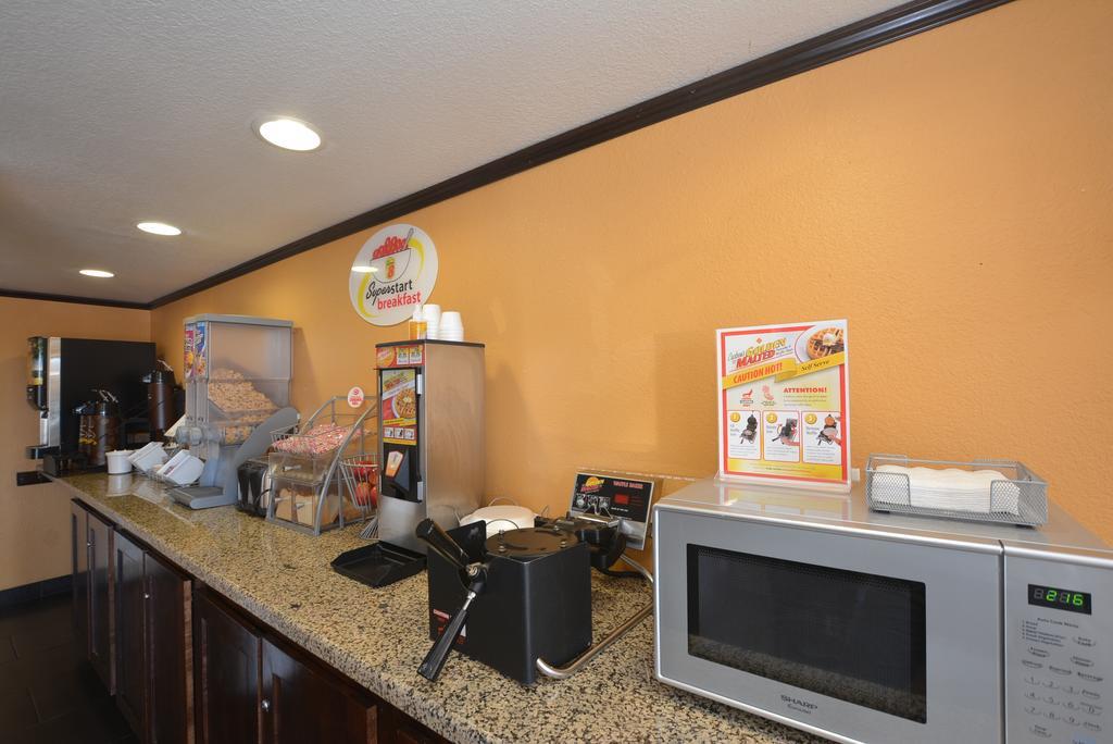 Super 8 By Wyndham Midwest City Ok Buitenkant foto