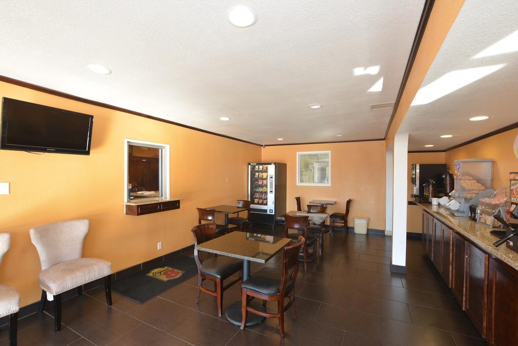 Super 8 By Wyndham Midwest City Ok Buitenkant foto